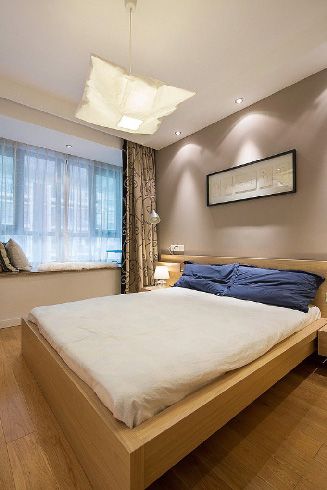 卧室直接放置的以实木材质的大床，不加任何的雕刻与曲线，简单的直线条，洁净的清爽感。