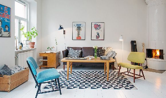 喜欢北欧复古家具吗？来自瑞典的这间66平米公寓在客厅中巧妙地摆设几张二手单人椅，接着在墙上挂几张色彩鲜艳的老海报，一个复古空间的风格就大致成形了。当然啦，自己的家是要拿来住的，其它基础大家具，像是边柜、餐桌、床架等，还是可以挑选简单的现代风格。