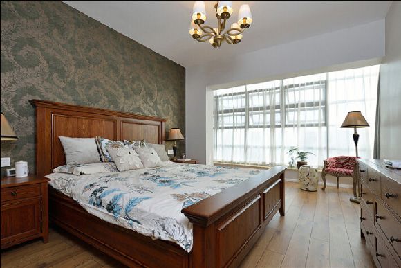 卧室设计的比较简洁，给人舒适之感，宽大的窗户给了室内充足的采光效果。