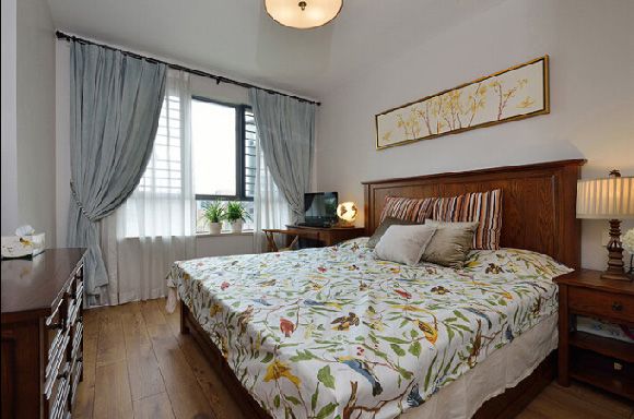 卧室深棕色原木大床，传统的中式结构有着内敛和舒适之感。床头背景墙上铺贴着暗绿纹路状壁纸，有一种简约大气之感。