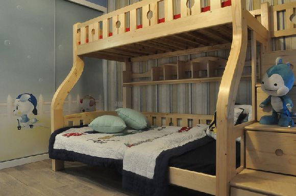 双层的实木儿童床，比较适合6~12岁的儿童，下面睡觉，上面可以储物，美观又实用。