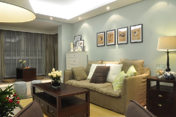 浅色布艺沙发配上浅色沙发背景墙，为业主营造舒适生活感受，客厅飘窗设计，实用又具有时尚感。