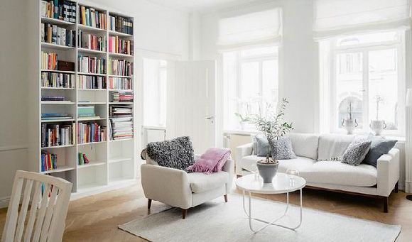 本案的这套瑞典公寓，将白色调和采光用到了极致！从墙壁，橱柜，沙发，床单等等都是白色，搭配浅色的木质地板，加上大面积的玻璃窗带来的良好采光，整个空间和谐统一，清新且自然。