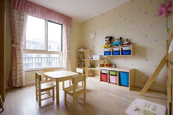 简约的儿童房，以淡雅的碎花壁纸铺贴，原木色的木质家居，宽敞的房间布局，可以让孩子在这里快乐的玩耍。