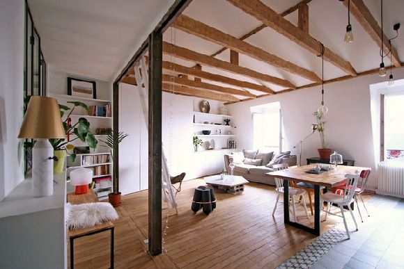 设计师在室内和高天花板创造开放空间，对这间公寓的配置进行了优化。白色的纯洁与木地板及外露式横梁的粗糙外观完美融合，搭配出工业设计的不拘小节。