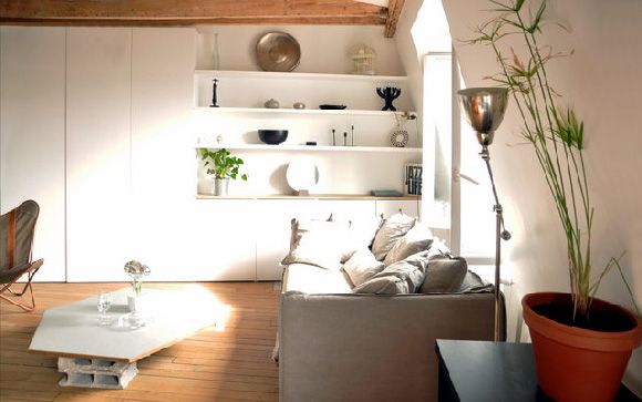 设计师在室内和高天花板创造开放空间，对这间公寓的配置进行了优化。白色的纯洁与木地板及外露式横梁的粗糙外观完美融合，搭配出工业设计的不拘小节。