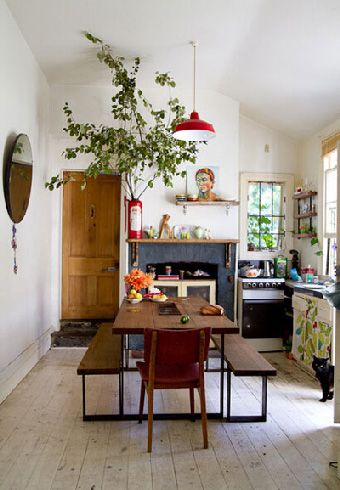 浅色木质的地板和墙面相搭配，餐厨一体的空间设计，用生长茂盛的绿植做装饰，实木的餐桌椅置于中间，散发着一种淡淡的森林气息。