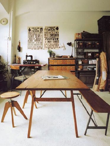 实木的餐桌椅置于中间摆放，白色的地面让整个空间增色不少。