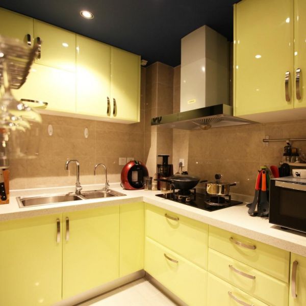 现代淡黄色橱柜厨房装修