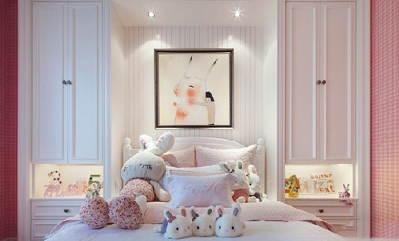 床头的墙壁充斥着收纳设计，一只粉色的大白兔和几只粉色的小白兔则显得非常的可爱，