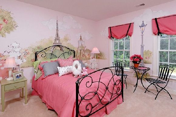 床品选择较深的粉色，墙壁则选用淡淡的粉色，背景墙上则绘出了一幅童话故事。
