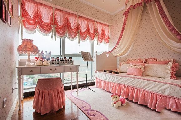 荷叶边元素的运用，让空间盈满浪漫的梦幻，粉色镶边的米色床罩设计，充满欧式风情。