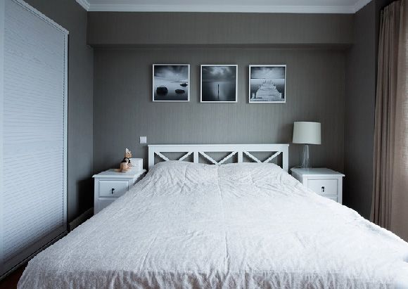 卧室整体给人一种静怡的感觉，不同于客餐厅鲜明的色调，选用更容易给人安全感的灰白色调，让住在里面的主人更容易拥有精致的睡眠。
