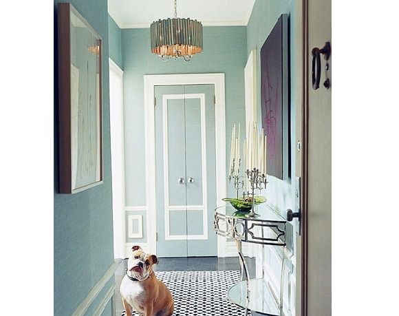 清新淡雅的居室色彩，简单的欧式风格，精致的铁艺玄关台、抽象的装饰画，温暖的吊灯和可爱的小狗为走廊增添了生活趣味。