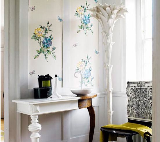 白色墙面的玄关墙，用蓝色、浅黄色花朵装饰，更贴近自然。