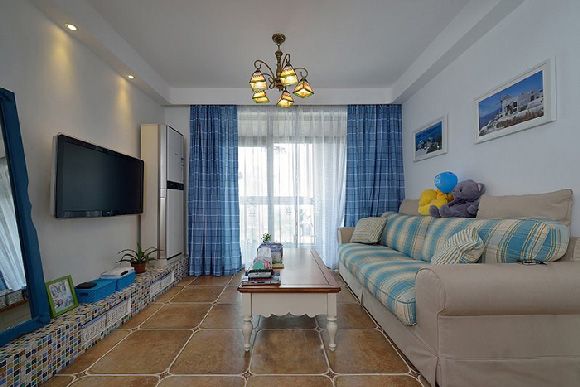 简洁的白色，温馨的黄色，悠悠的蓝色，简约大气的造型，打造地中海田园的客厅。地中海风格的电视背景墙采用与背景墙相同的白色样式，周边则采用了以黄色的墙面为材质，白色的吊灯，白色的家具，蓝色的布纹沙发，整个空间弥漫着一种明亮和色彩丰富的味道。而白色的吊顶中央，则点缀着大方又简洁的水晶吊灯。其悠悠的蓝色,为这个简约地中海的客厅增添了一抹明亮的气息。
