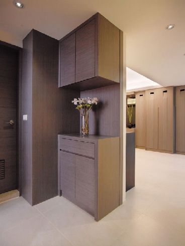 避开客浴与入口大门直接相对，在客厅先以矮柜做延伸，迴旋进入的背面更是设计收纳柜方便卫浴杂物的收纳，并让迴旋空间更有效利用。