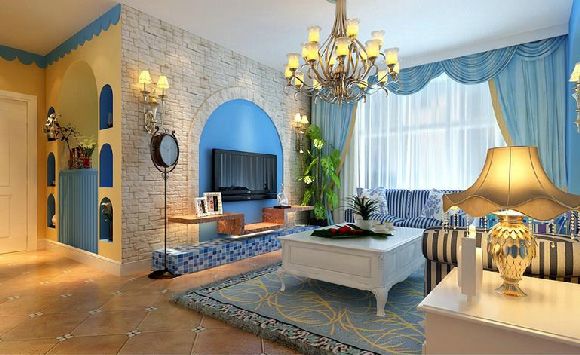 步入客厅，地中海的风情扑面而来，带给人大海般的清爽。蓝色的窗帘、拱形的背景墙，白色欧式吊灯，都将地中海的情调展现出来。墙面上刷上淡淡的暖黄色，挂上一幅装饰画让家庭幸福感洒满整个空间。选用蓝白相间的沙发，更使空间散发着甜美的气质。