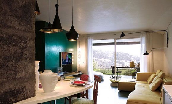 这间65平米的公寓设计时髦地融合了现代和本世纪中叶两种风格，采用了大胆和时髦的颜色和明艳的照明。