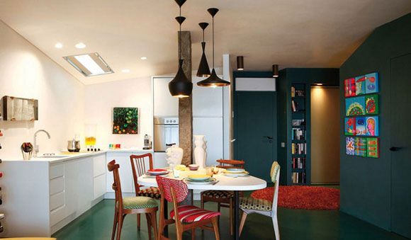 这间65平米的公寓设计时髦地融合了现代和本世纪中叶两种风格，采用了大胆和时髦的颜色和明艳的照明。