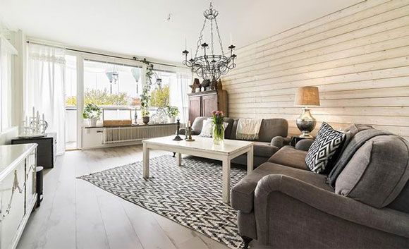这是一座瑞典房屋，家中因为有了小宝宝的出生，所以屋主希望重新设计的空间可以让家庭更加的温馨。继续沿用北欧风的白色系，显得温暖舒适，也让空间显得十分的通透，在家具的选择上，也以低彩度的木质元素为主， 刻意的破旧感有一种乡村风的原始美感，不仅在室内下功夫，室外的阳台更是让人感到惬意。