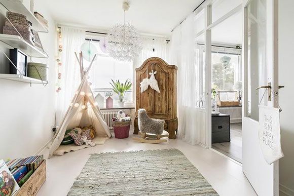 这是一座瑞典房屋，家中因为有了小宝宝的出生，所以屋主希望重新设计的空间可以让家庭更加的温馨。继续沿用北欧风的白色系，显得温暖舒适，也让空间显得十分的通透，在家具的选择上，也以低彩度的木质元素为主， 刻意的破旧感有一种乡村风的原始美感，不仅在室内下功夫，室外的阳台更是让人感到惬意。