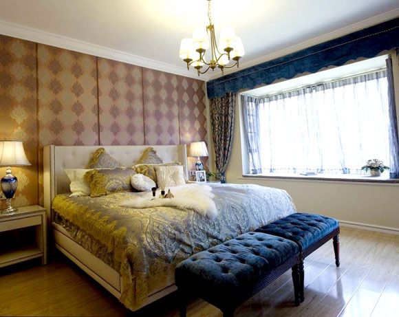 卧室有点雍容华贵的感觉，蓝色，金色的搭配，也能产生不一样的美感。