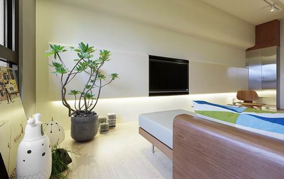33平米的公寓需要满足完善的生活功能，设计师认为小面积的功能空间不应该分散开，这样会让空间变得更加拥挤，而是应该进行集中规划，打造一个大型木质家居，一面摆放沙发，作为家中休憩之地，而另一面则进行双重划分，作为工作空间和卧室，像百宝箱一般，需要时便可使用，木质空间让这个充满创意的家变得十分有趣。
