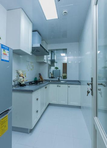 橱柜是L型格局。因为厨房较小的缘故，在设计时总考虑如何在功能性上有效地利用整个空间，同时尽量让人在厨房里也有个良好的周转空间。