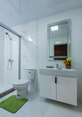 卫生间的面积小，就选用了淋浴房，简单干净。使用的是全套乐家的台盆四件套、座厕和淋浴龙头，再加上东鹏瓷砖，整个系列配套且具有整体感。