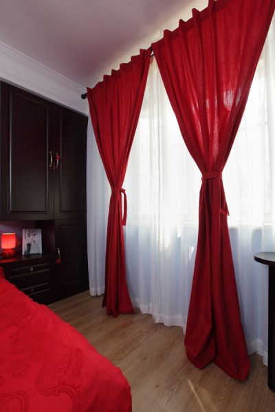 美式卧室红窗帘图