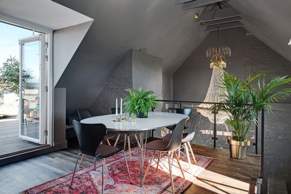 小餐桌则被有意放在拱形形状的窗户附近，用高背软垫椅子营造厨房空间当中舒适的氛围。