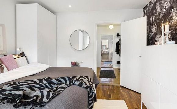 56平米的空间摆放了轻巧的小型家具，适当的储物空间可以减少杂物的堆积，用配饰营造温馨氛围，哪怕是出租屋，也是家的暖意。