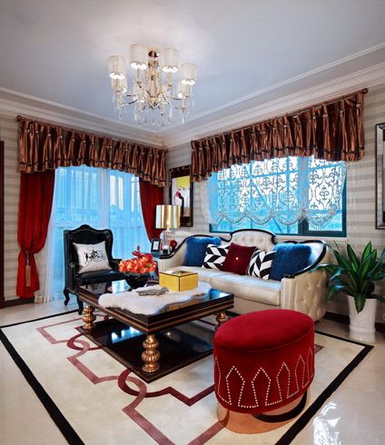 家中浓缩新古典的别致风情，遵循正统古典所强调的对称性，以精致的搭配手法，使古典风情和谐的融入空间中。明亮阳光引进之时，红色布艺软装的缀入，也能让家充满温馨的氛围。