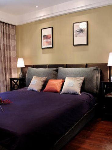 主卧室是一个套间，整体布置简洁温馨。