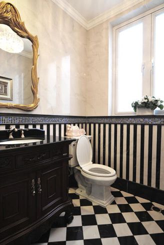 卫生间采用了美式风格的设计，黑白色的瓷砖，菱纹与竖条纹的造型拼花交相辉映。