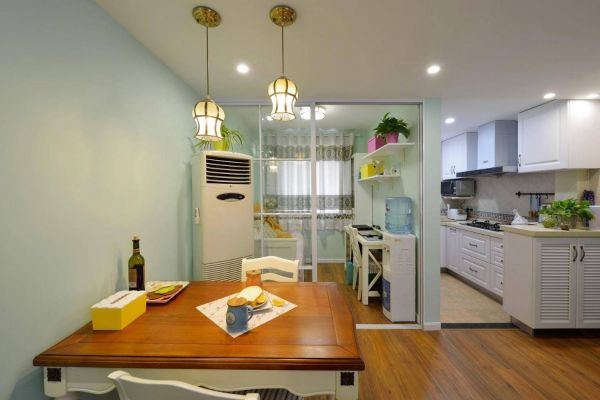 敞开式厨房的设计，进门处的吧台是鞋柜也是一个半隔断，让自然光线融入屋里