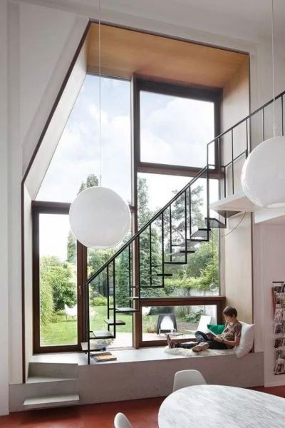 家里有院子的别墅，通向院子的出口可以做成完全透明的大飘窗，楼梯下方的空间，绝对是阅读的好场所。