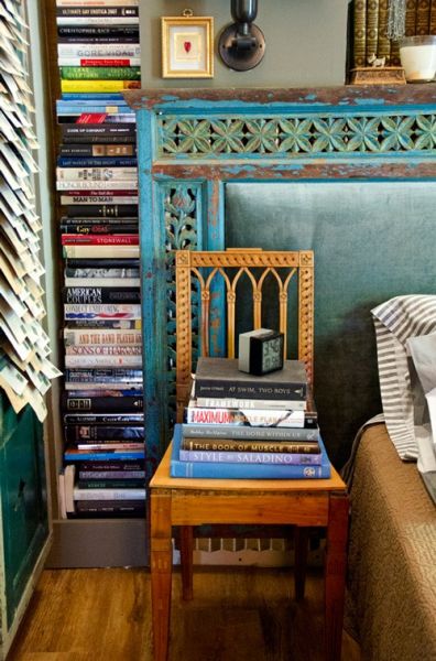 叠放整齐的书遍布小屋。雕刻于十九世纪的印尼墙板外加置入的丝绒软垫，便组成了一块床头板。整个房间基本都是这个色调。