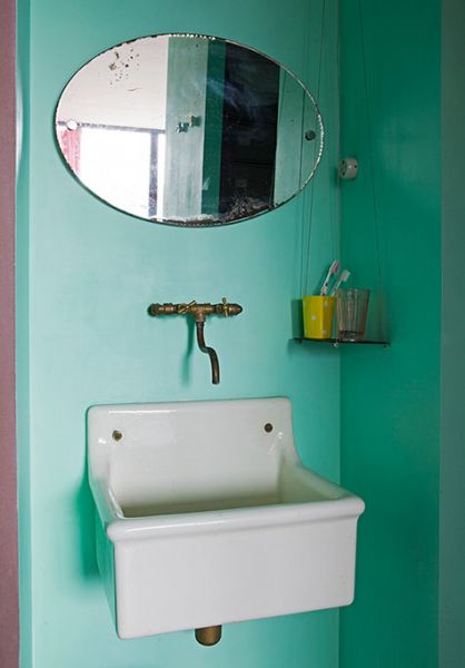 镜子和水龙头显古朴与色彩的鲜亮显成对比。