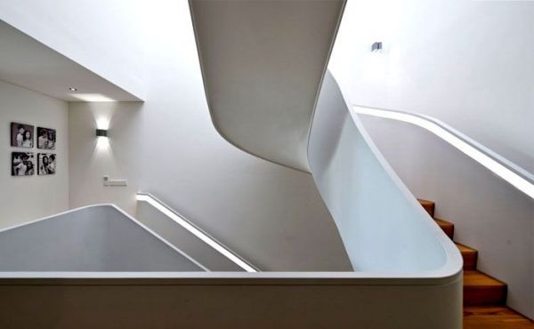 精致的弧形螺旋楼梯 新加坡现代住宅设计