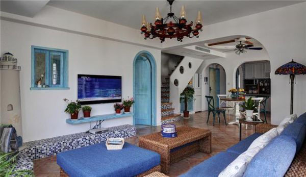 这间复式结构的住宅，由于业主对地中海的小清新风格非常的喜爱，所以在装修时毫不犹豫的选择了地中海风格。富有大海情调的蓝色给整个空间带来了无限的静谧和美感，搭配马赛克小瓷砖的设计，让居室更多了一份宽阔感和清凉感，赶快来欣赏吧！