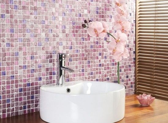 如果你以为浴室只能选择一两种单一的色调来装饰，那就大错特错了。赶紧来看看这组多彩浴室装修吧，一定会打破你对浴室的印象，五彩的瓷砖拼贴出缤纷卫浴，是不是想重新装修呢？