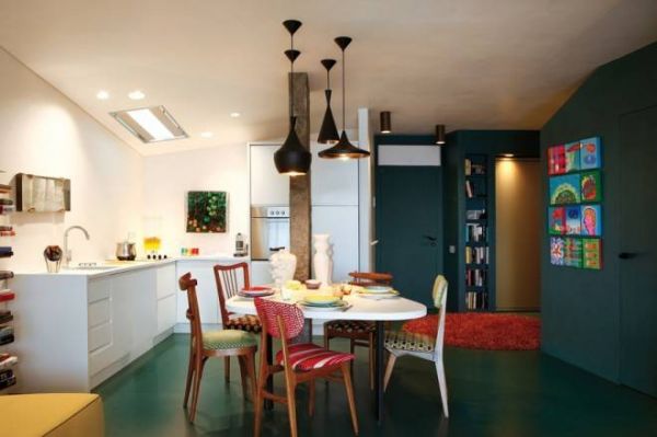 餐厅和厨房。室内采用了大量的绿色设计，照片壁纸，以及大窗户。