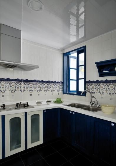 蓝白相间的地中海风格，给人清新的感觉，炎热的夏季，在这样的居室中，让人能感受一份清凉，一份自在。