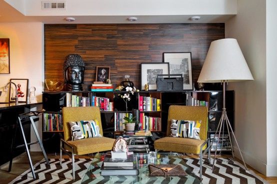 这个89平的两居室位于布鲁克林，装修设计师大胆的采用彩色调搭配复古的装饰画及饰品，让整个居室充满的艺术的气息。