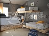 这是一个有三个男孩的家，看这个独特的卧室，所有的床都是用吊绳悬挂于空中，既实用都节约了卧室的空间，让这个卧室看起来时尚起来了。