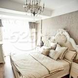 紫灰色的墙纸搭配白色家具，整体卧室色调统一，柔和舒服。褪去新古典风格的奢华，粉色的高床也可以表现出小清新的味道。