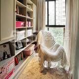 主卧室的休闲阳台改造成了小书房，阳光的午后，在这个小天地坐坐，惬意而慵懒。
