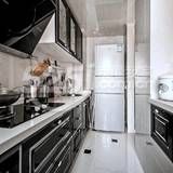 统一色调与材质的运用可以让狭窄的厨房看起来更整洁干净。